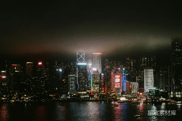 高清摄影 灯火辉煌的城市夜景，高楼大厦在夜晚闪烁着光芒。