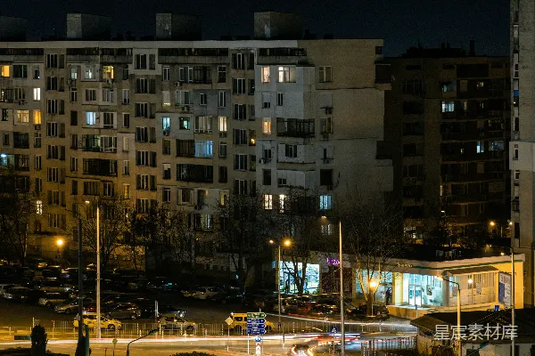 高清摄影 夜晚高楼附近道路上汽车的延时摄影