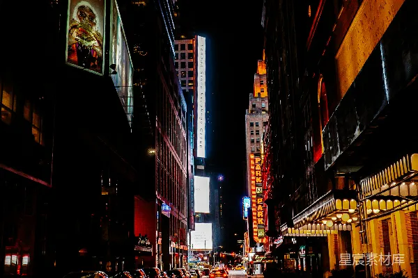 高清摄影 夜晚的城市街道，高楼林立。