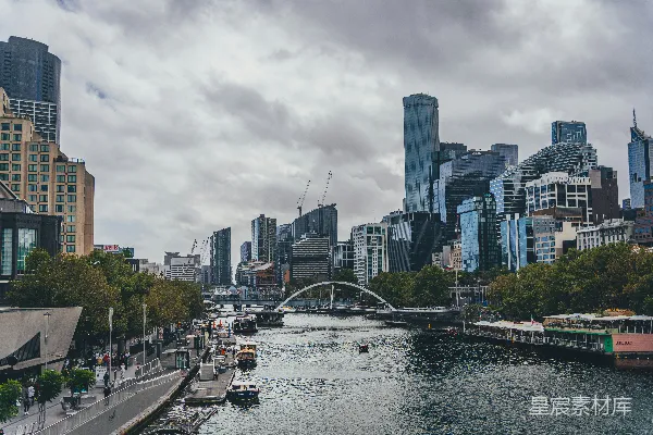 高清摄影 一条河流流经城市，旁边是高楼大厦。