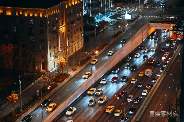 高清摄影 一条繁忙的城市街道，夜晚车流不息。
