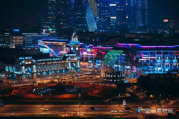 高清摄影 夜晚的城市天际线，灯光在水面上反射。