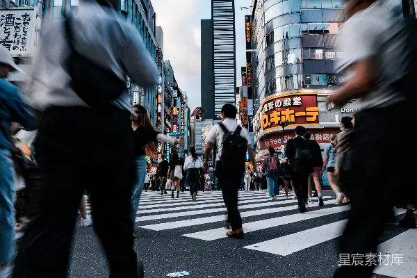 高清摄影 人们穿过东京繁忙的街道。