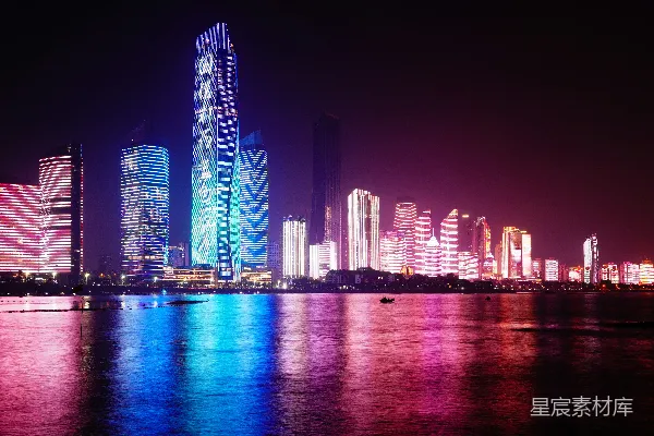 高清摄影 城市天际线在夜晚被照亮，彩色的倒影闪烁。