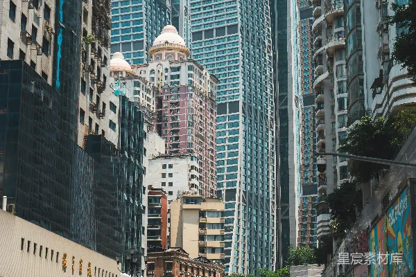 高清摄影 一条繁华的城市街道，两旁有很多高楼大厦。