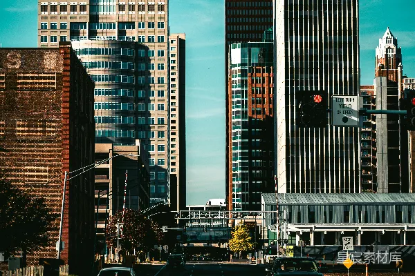 高清摄影 一条城市街道的景色，两旁是高楼大厦。