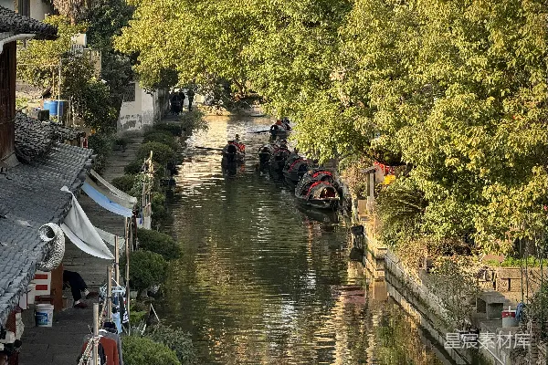 一条狭窄的运河上有几艘船。