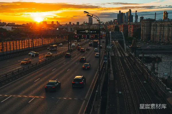 高清摄影 一条公路上车辆行驶的夕阳景色