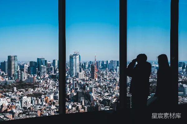 高清摄影 一群人站在一个大城市的前面。