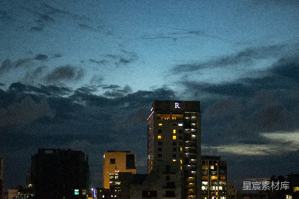 高清摄影 一座非常高大的建筑位于城市中心。