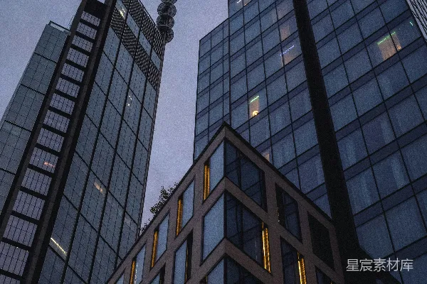 高清摄影 几栋高大的建筑物并排相邻。