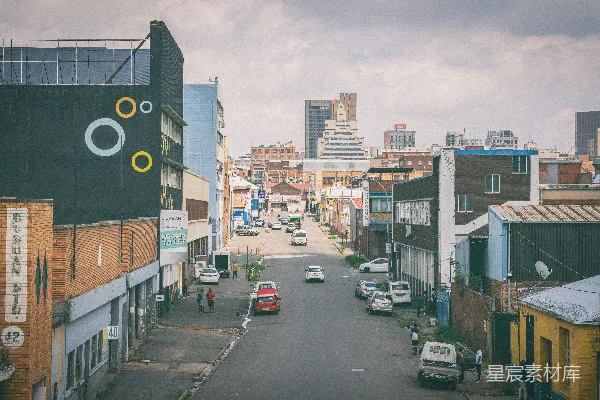 高清摄影 一条城市街道，两边都停满了汽车。