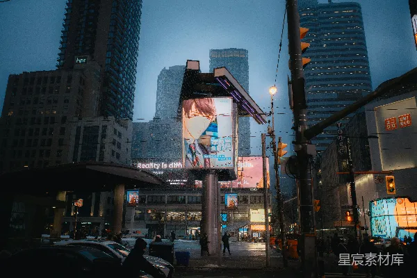 高清摄影 一条繁忙的城市街道，两旁是高大的建筑。