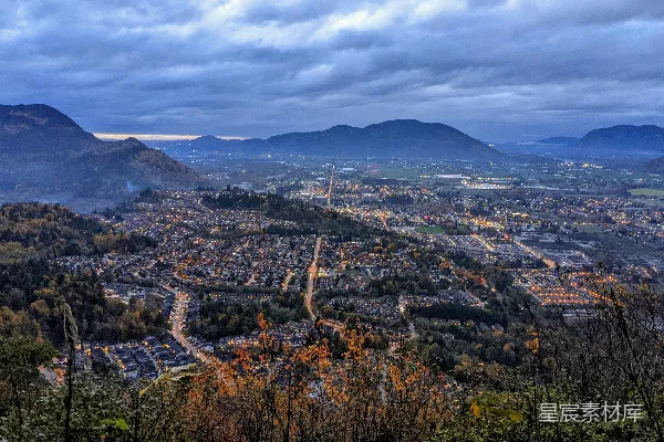 高清摄影 一座城市被群山环绕的风景。