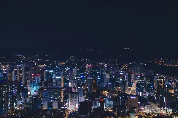 高清摄影 夜晚的城市全景，有许多高楼大厦。