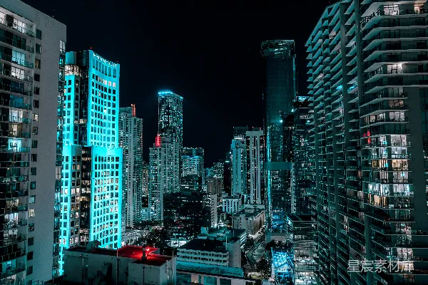 高清摄影 从一栋高楼的顶部俯瞰夜间的城市景色。