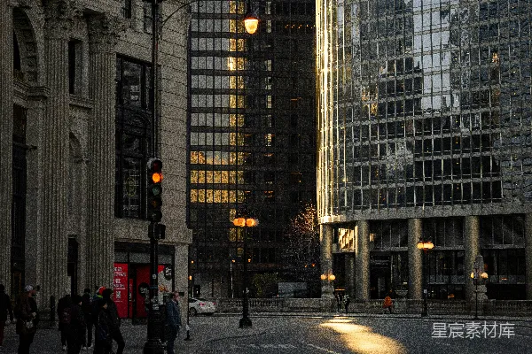 高清摄影 一条城市街道，两旁是高大的建筑物，有一盏红绿灯。