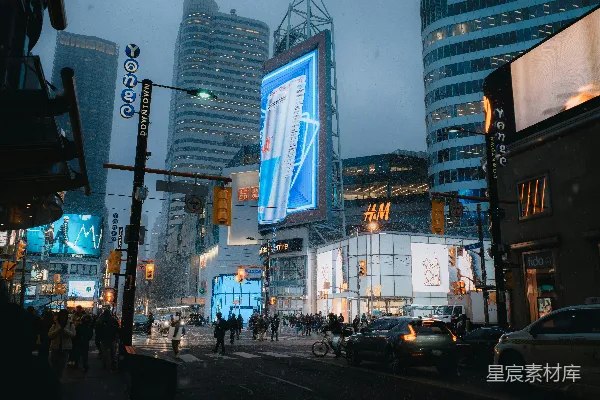 高清摄影 夜晚的城市街道，高大的建筑物林立。