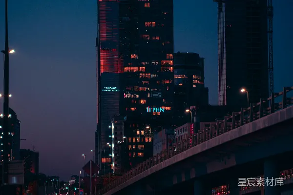 高清摄影 夜晚灯火辉煌的繁华城市，车流如织。