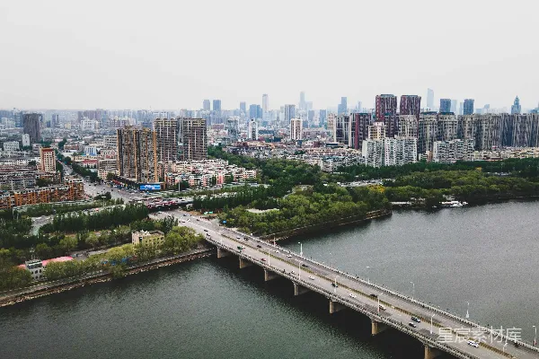 高清摄影 一座横跨河流的桥，背景是一座城市。