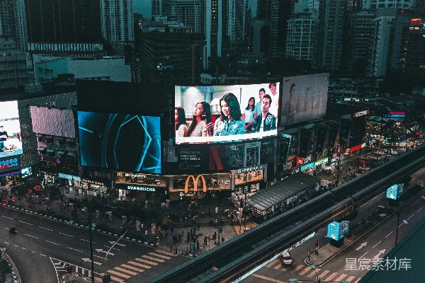 高清摄影 夜晚繁忙的城市街道，上面有广告牌。