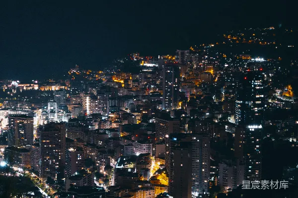 高清摄影 夜晚灯火辉煌的城市景观，建筑物和街道都亮起了灯光。