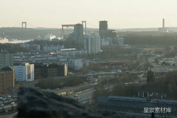 高清摄影 城市景观，远处有建筑物和一座桥。