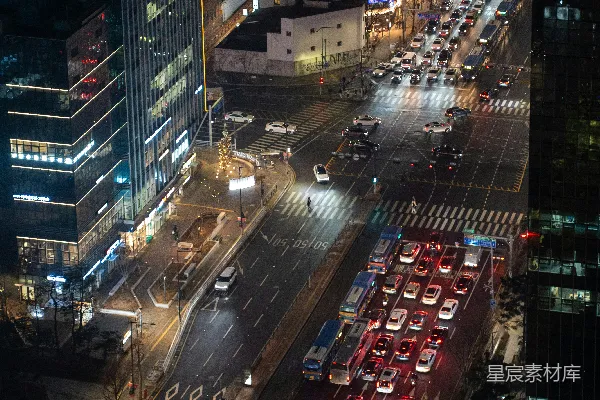 高清摄影 繁忙的城市街道在夜晚，有交通和高楼大厦。