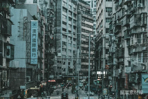 高清摄影 一条街道上挤满了高大的建筑物。