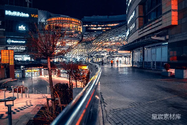 高清摄影 夜晚的城市街道上有一列火车停在轨道上。