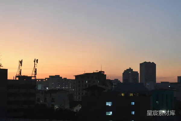 高清摄影 日落时的城市天际线，天空色彩斑斓。
