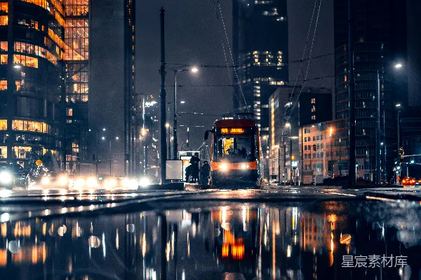 高清摄影 一座城市的夜景，铁轨上有一列火车