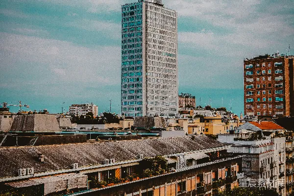 高清摄影 灰色混凝土建筑在房屋旁边