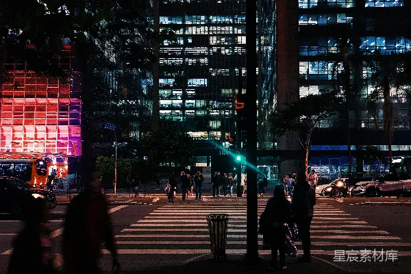 高清摄影 夜晚的城市街道上，人们在过马路。