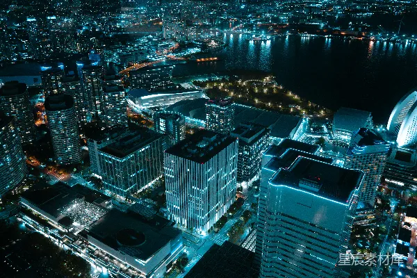 高清摄影 夜晚灯火辉煌的城市天际线，高楼林立，临水而建。