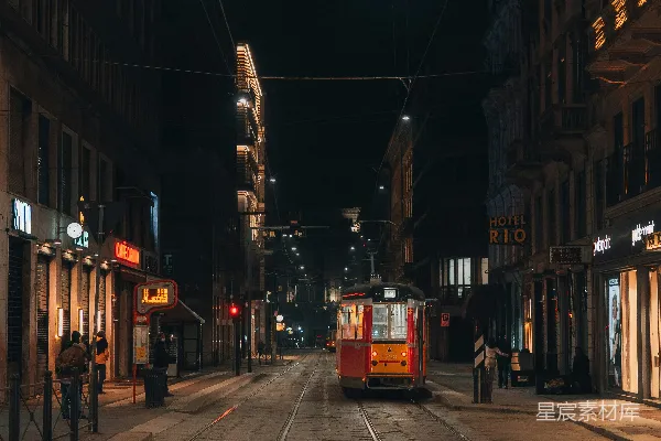 高清摄影 夜晚街道上的一列红白相间的火车
