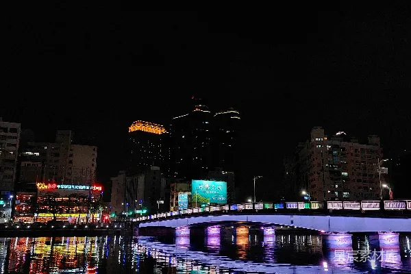 高清摄影 一座桥在夜晚横跨过一片水域。