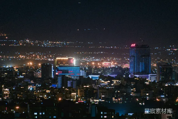 高清摄影 一个城市的夜景，有建筑物和灯光。
