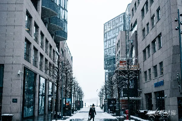 高清摄影 身穿黑色外套的人在白天走在街上。
