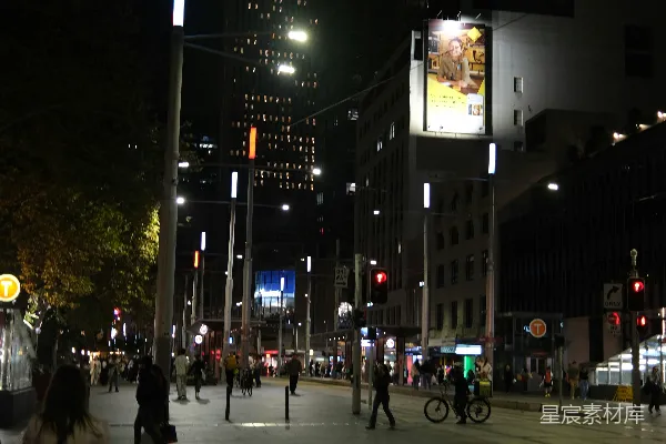 高清摄影 夜晚的城市街道被街灯照亮。
