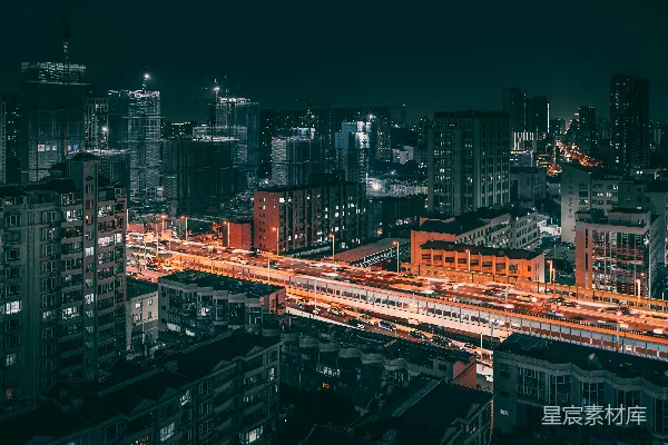 高清摄影 夜晚的城市里，火车在轨道上