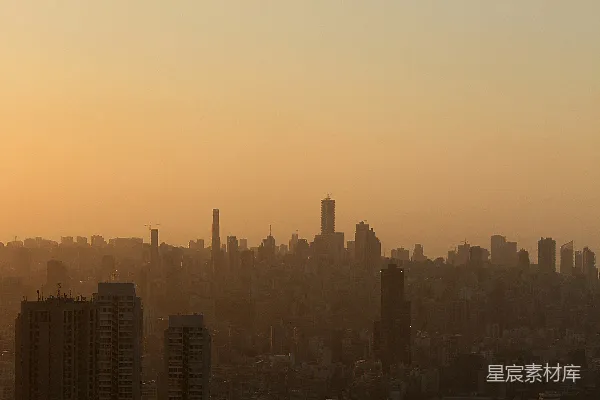 高清摄影 日落时分的城市天际线，橙色的天空略显模糊。