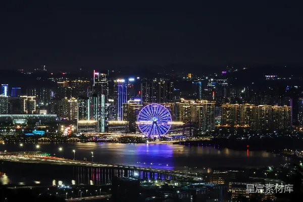 高清摄影 摩天轮在城市建筑附近夜晚时分