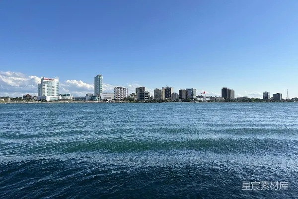 高清摄影 一片水域，背景中有一座城市。