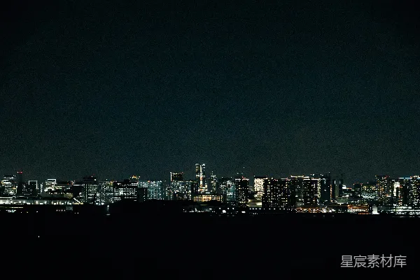 高清摄影 夜晚灯火通明的城市夜景，天空黑暗。