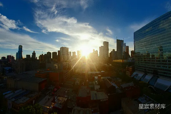 高清摄影 夕阳西下，城市高楼林立。