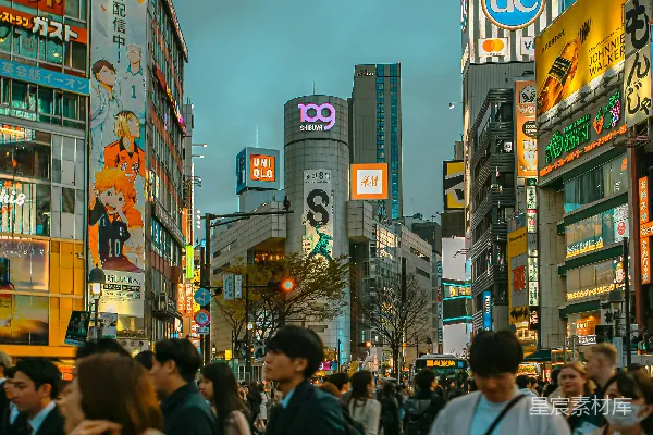 高清摄影 一群人走在高楼旁边的一条街上。