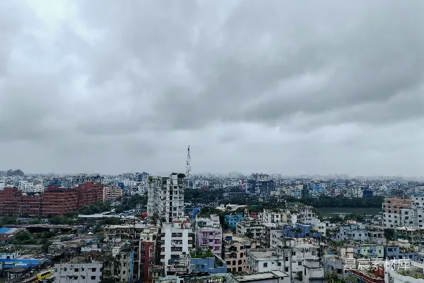 高清摄影 阴云笼罩着一个人口密集的城市。