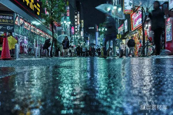 高清摄影 人们在夜间走在街上