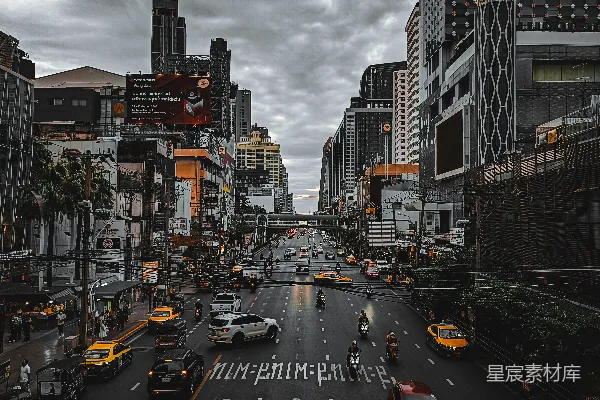 高清摄影 一条街道上车水马龙，天空阴云密布。